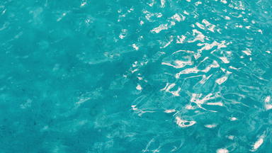 波及水表面水晶清晰的水游泳池<strong>蓝色</strong>的<strong>水背景</strong>